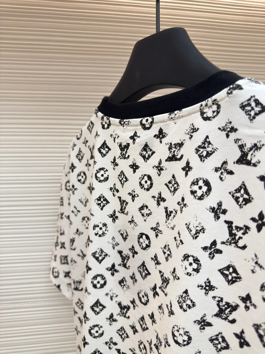 LOUIS VUITTON full printed logo short sleeves [women's clothing] ●Item number: 1680361-A15 ●Fabric: pure cotton fabric ●Technology: printing production ●Version: fitted version ●Weight: about 210 grams ●Size: S-M-L ●Description: 25 spring and summer new short sleeves 8900 purchased Zp dismantling and making, custom-woven and dyed Peruvian ROW imperial fabric. It truly uses 100% pure cotton yarn to weave and ship the fabric according to the version. You can zoom in on the process to see the details, except that the restoration degree is close to 98 or above. The workmanship is also invincible. It is truly restored and you can just buy it with your eyes closed. The overall wiring is straight and delicate, the fabric is comfortable and soft, and the color is consistent without color difference. It can be matched with the same style to create a fashionable look and control various occasions. Customized accessories, complete with three standards, same style for men and women!